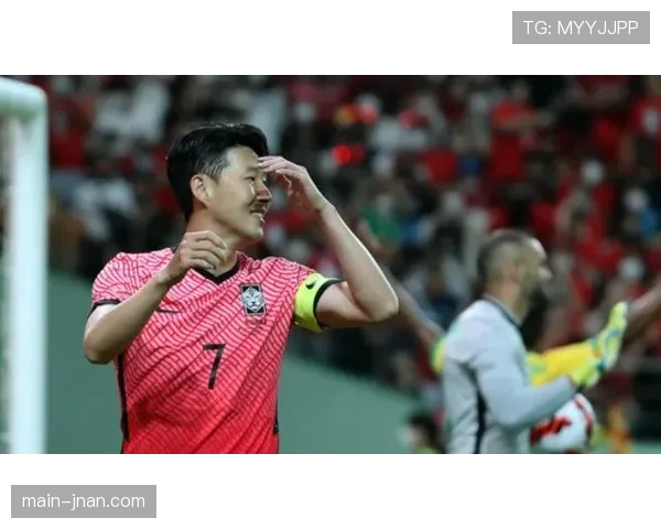 孙兴慜，领着天价合同在禁区横冲直撞，镜头外却像个周末遛弯儿的大叔