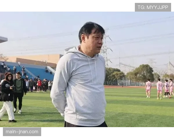 范志毅回撤出球主导防线组织,对比新生代中卫更显战术定力 范志毅回撤出球主导防线组织,对比新生代中卫更显战术定力